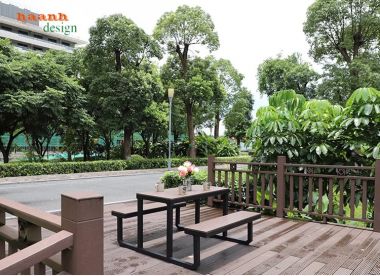  Bàn ghế chân sắt mặt gỗ nhựa ngoài trời NTG 007