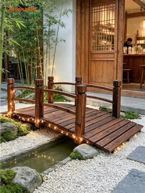 Cầu gỗ ngoài trời dáng cong lan can hai bên - CGN 014