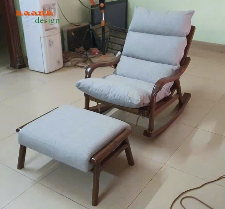 Ghế thư giãn đọc sách gỗ óc chó sang trọng tại phòng khách