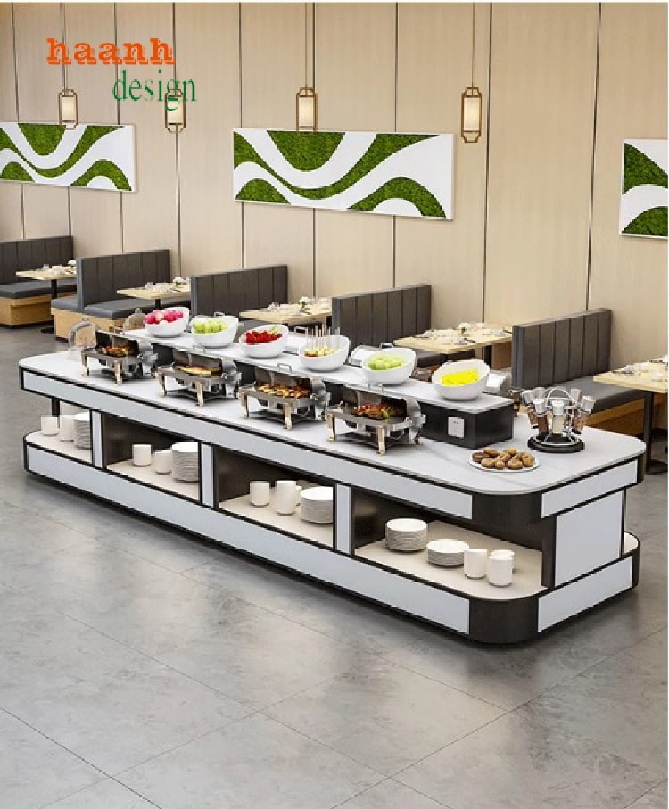 Bàn buffet khách sạn trong không gian nhà hàng sang trọng