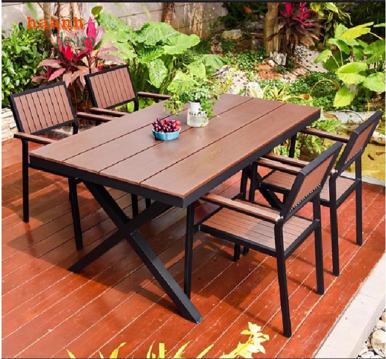 bàn ghế chân sắt mặt gỗ sân vườn