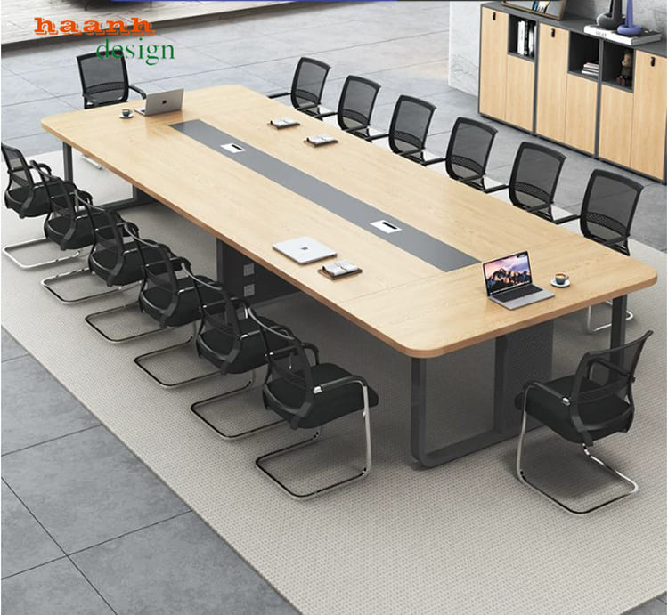 Bàn họp màu gỗ sáng khung tối Phối cảnh bàn họp màu gỗ sáng với dải kỹ thuật xám
