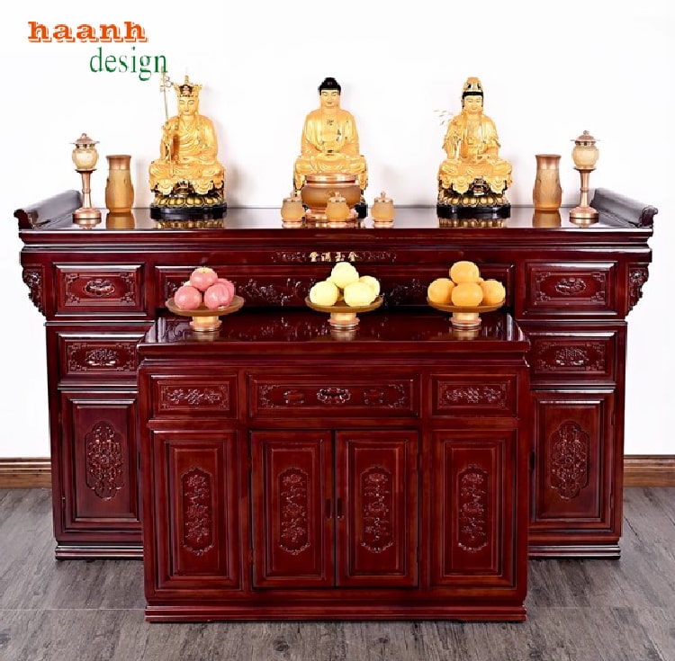 Thợ thủ công chế tác bàn thờ gỗ hương đá bằng tay tỉ mỉ