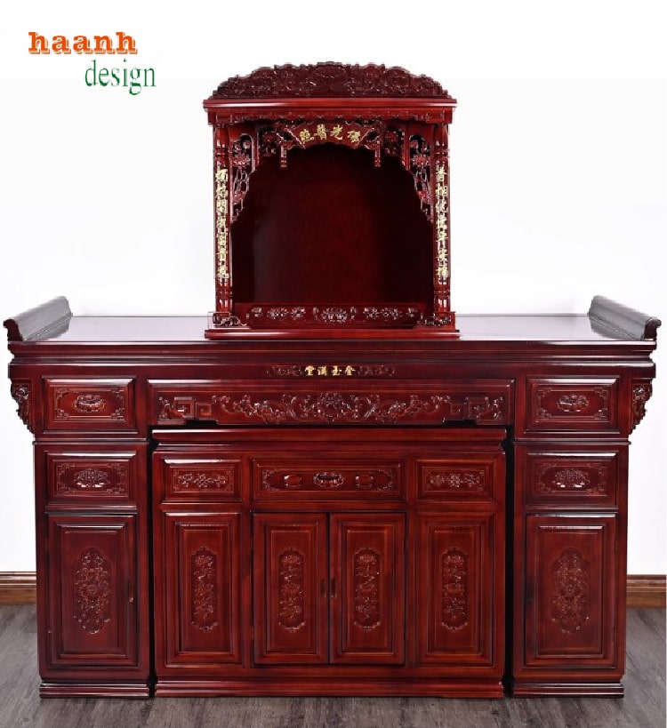 Không gian phòng thờ trang trọng với bàn thờ gỗ hương đá hai tầng