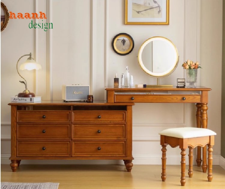Không gian phòng ngủ nổi bật với bàn trang điểm gỗ tân cổ điển