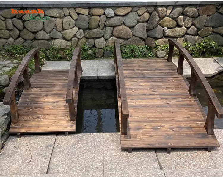 cầu gỗ đẹp trong không gian sân vườn