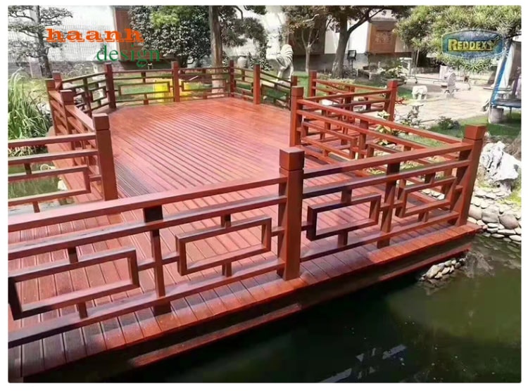 Cầu gỗ tự nhiên ngoài trời