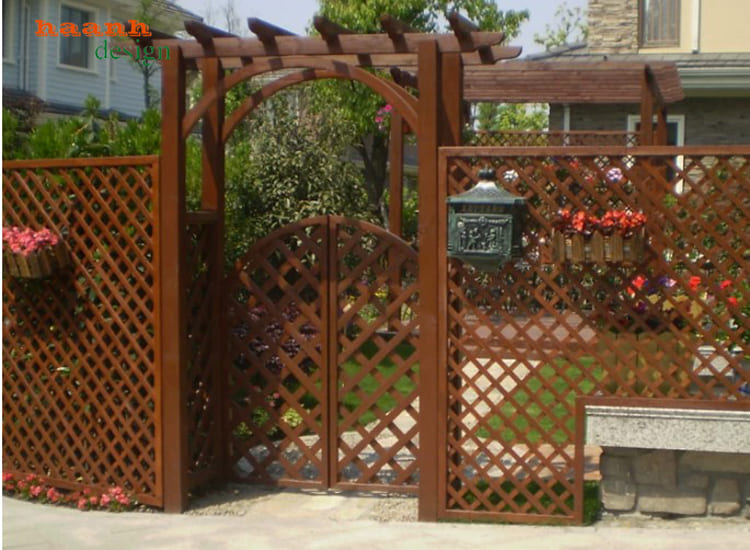 Cổng gỗ ngoài trời phủ sơn PU Inchem chống UV