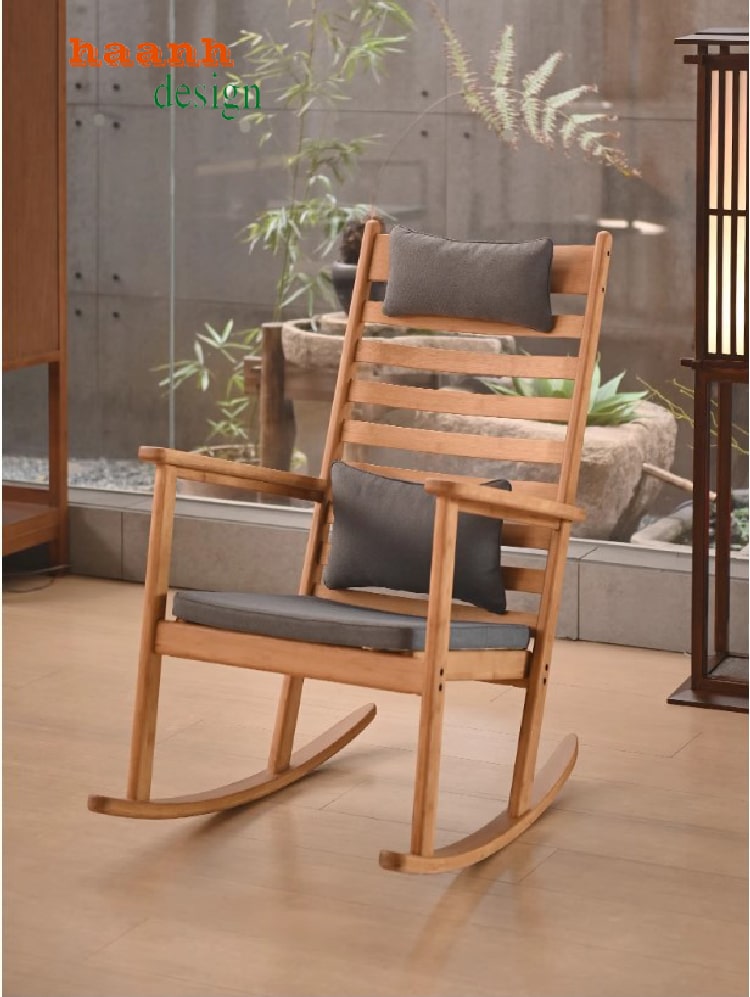 Cận cảnh chi tiết tay vịn ghế thư giãn đọc sách làm từ gỗ sồi