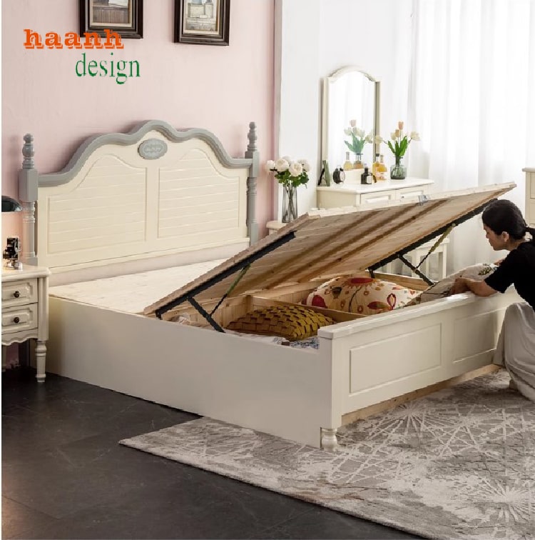 Bé gái đọc sách trên giường ngủ trẻ em bằng gỗ sồi