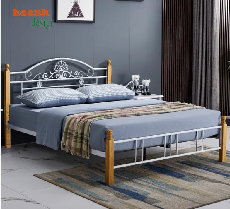 Cột đầu giường gỗ sồi tự nhiên kết hợp khung sắt mỹ thuật sang trọng