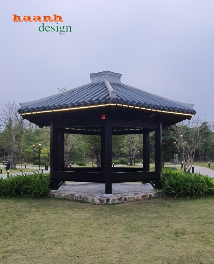 Thiết kế nhà chòi gỗ lợp ngói ngoài trời với nhiều mẫu độc đáo  Việc thiết kế một ngôi nhà chòi gỗ lợp ngói ngoài trời sân vườn có rất nhiều lựa chọn độc đáo, từ phong cách cổ điển đến hiện đại. Dưới đây là một số mẫu thiết kế nhà chòi gỗ lợp ngói ngoài trời mà bạn có thể tham khảo: 1.	Phong cách Rustic: Thiết kế theo phong cách Rustic thường có kết cấu đơn giản, mang lại vẻ đẹp tự nhiên và chân thật. Những đường nét giản đơn kết hợp với những chi tiết thô mộc tạo nên vẻ đẹp độc đáo cho ngôi nhà chòi gỗ. 2.	Phong cách Modern: Thiết kế theo phong cách Modern thường mang đến sự tinh tế và hiện đại. Với một số chi tiết kính và kim loại, cùng với kết cấu đơn giản, ngôi nhà chòi gỗ lợp ngói sẽ trở nên sang trọng và hiện đại. 3.	Phong cách Scandinavian: Thiết kế theo phong cách Scandinavian thường có kết cấu đơn giản, tối giản hóa mọi chi tiết, mang đến sự thoải mái và ấm cúng. Những tông màu nhạt kết hợp với gỗ tạo nên vẻ đẹp nhẹ nhàng và thanh lịch. 4.	Phong cách Coastal: Thiết kế theo phong cách Coastal thường có màu xanh và trắng tạo nên một không gian tươi sáng và thoải mái, với những tông màu gỗ tạo nên vẻ đẹp tự nhiên. 5.	Phong cách Tây Ban Nha: Thiết kế theo phong cách Tây Ban Nha thường có kiểu dáng lạ mắt và độc đáo, mang đến một không gian ấn tượng với những chi tiết gạch men, kính và sắt. 6.	Phong cách Oriental: Thiết kế theo phong cách Oriental thường có những chi tiết hoa văn, nghệ thuật và mang đến sự sang trọng và trang nhã. Với những tông màu gỗ tạo nên sự ấm cúng và đẹp mắt. Đây chỉ là một số trong số các phong cách thiết kế nhà chòi gỗ lợp ngói ngoài trời, bạn có thể tham khảo và chọn cho mình một phong cách phù hợp với sở thích và phong cách của gia đình