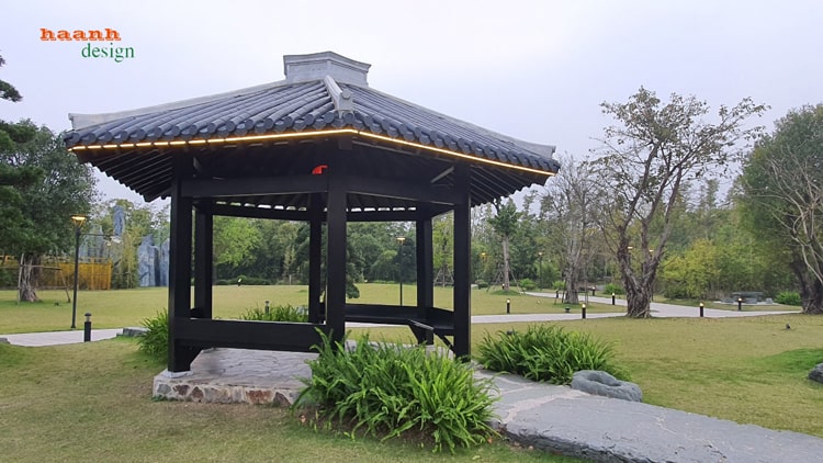 Nhà chòi gỗ lợp ngói ngoài trời