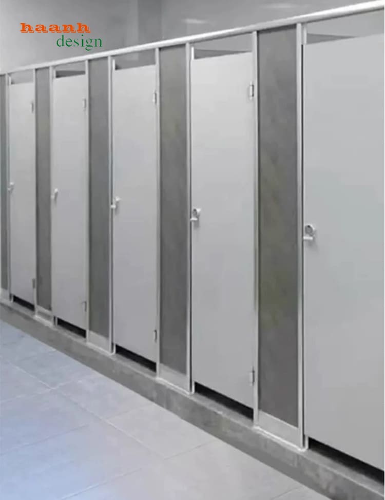 VGS 003 - ảnh thực tế 12 Vách ngăn vệ sinh màu xám với nhiều khoang liên tiếp