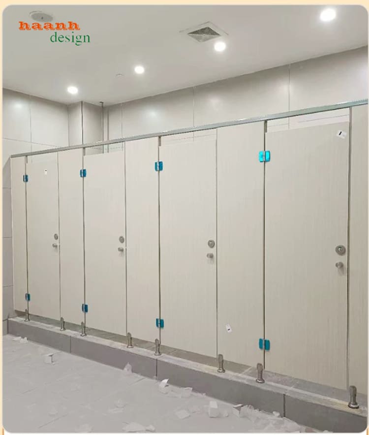 VGS 003 - ảnh thực tế 9 Hệ vách ngăn nhà vệ sinh màu sáng đang hoàn thiện tại công trình